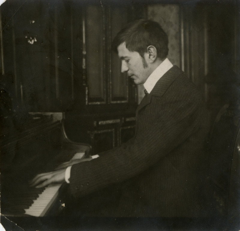 Vladimír Jindřich Bufka - Portrét V.J. Bufky u klavíru (autoportrét)