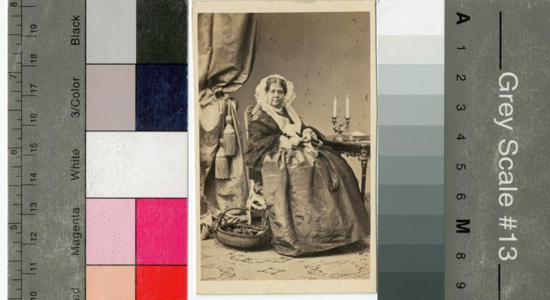 neurčený autor - Podobizna staré dámy s pletením v klíně