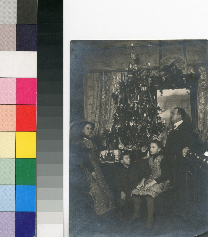 Rudolf Veverka - Rodina Rudolfa Veverky u vánočního stromku