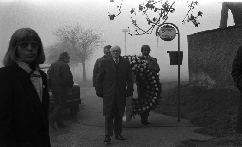 Dagmar Hochová - Pokládání věnců na hrobě Jana Masaryka na hřbitově v Lánech, 14. 3. 1991