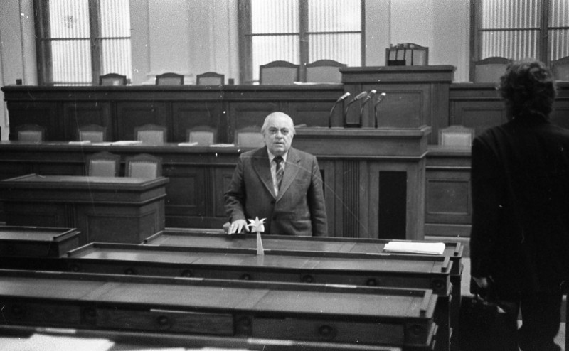 Dagmar Hochová - Poslanec České národní rady Antonín Procházka v únoru 1991 v jednacím sále