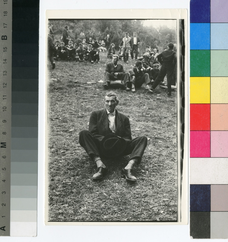 Josef Koudelka - Muži sedící na trávě