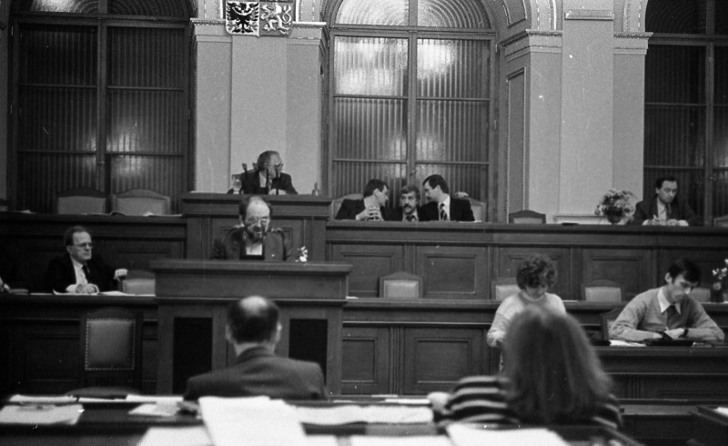 Dagmar Hochová - Poslanec Josef Ježek při projevu v jednacím sále České národní rady, únor 1991