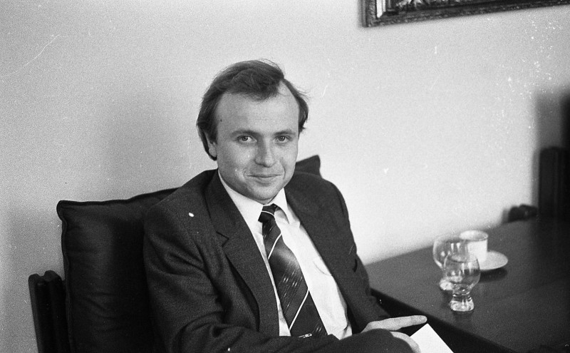 Dagmar Hochová - Ministr státní kontroly české vlády a poslanec Federálního shromáždění Igor Němec v předsálí České národní rady, léto 1991