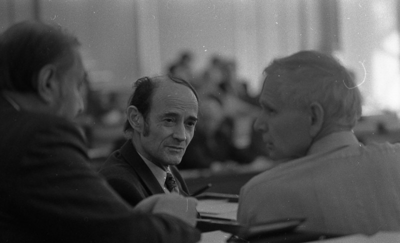Dagmar Hochová - Poslanec Jaromír Stibic v jednacím sále  České národní rady, jaro 1991
