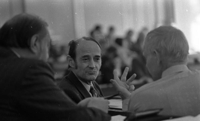 Dagmar Hochová - Poslanec Jaromír Stibic v jednacím sále  České národní rady, jaro 1991