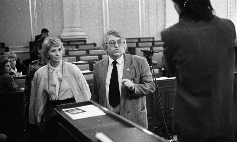Dagmar Hochová - Dagmar Burešová a Václav Žák v jednacím sále České národní rady, jaro 1991