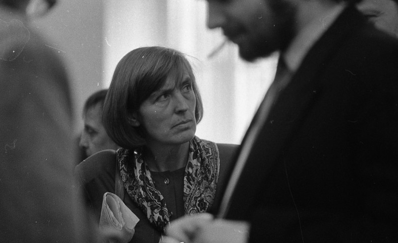 Dagmar Hochová - Poslankyně Zdenka Krejčová v předsálí České národní rady, jaro 1991