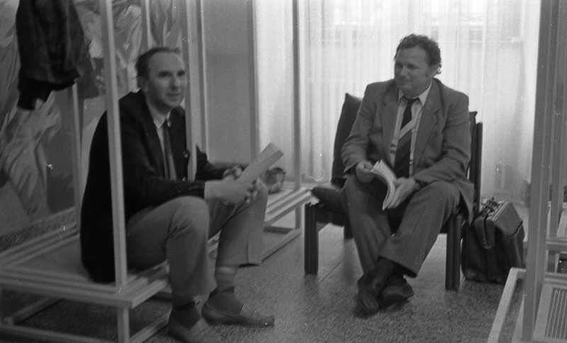 Dagmar Hochová - Poslanci Jaromír Kapusta a František Kačenka v šatně České národní rady, léto 1991