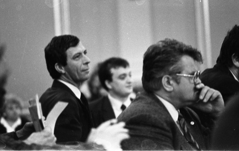 Dagmar Hochová - Poslanci Miloslav Výborný, Marek Benda a Rudolf Bereza v jednacím sále České národní rady, jaro 1991