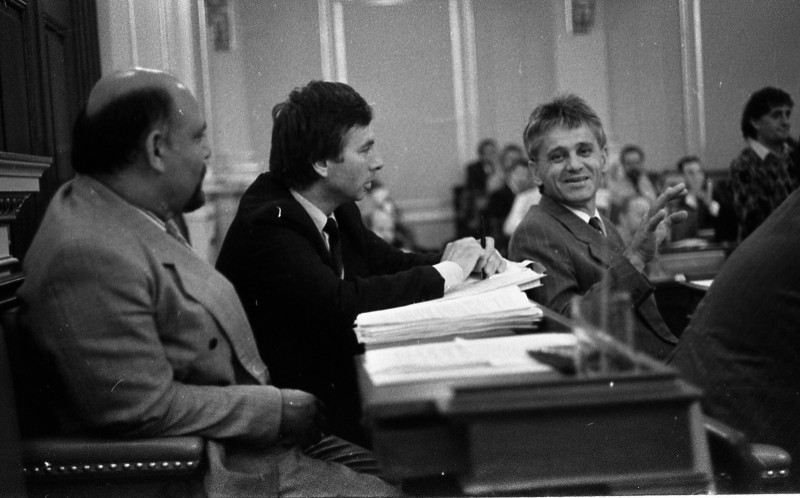 Dagmar Hochová - Poslanci Zdeněk Guži, Rudolf Němeček a Karel Ledvinka na plenárním zasedání České národní rady, léto 1991