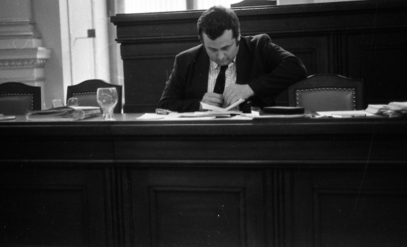 Dagmar Hochová - Ministr zemědělství Bohumil Kubát v jednacím sále České národní rady, jaro 1991