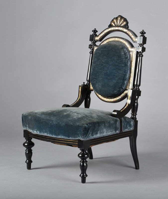neurčený autor - čalouněná židle ze soupravy zdobené perletí
