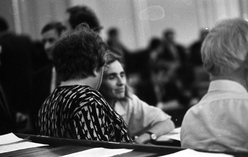 Dagmar Hochová - Poslanci Milada Vorlová a Zdeněk Kotrlý v jednacím sále České národní rady, jaro 1991