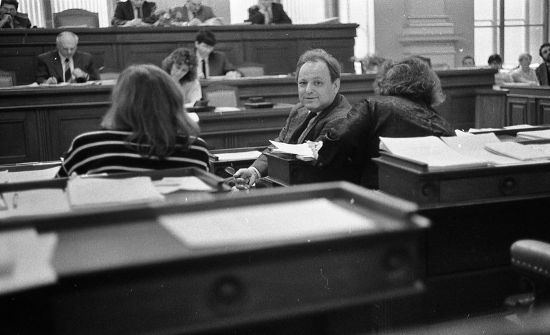 Dagmar Hochová - Poslanec Pavel Klener v jednacím sále České národní rady, jaro 1991