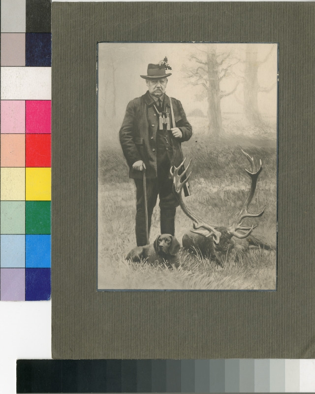 neurčený autor - Portrét muže v loveckém s puškou, holí a psem nad střeleným jelenem