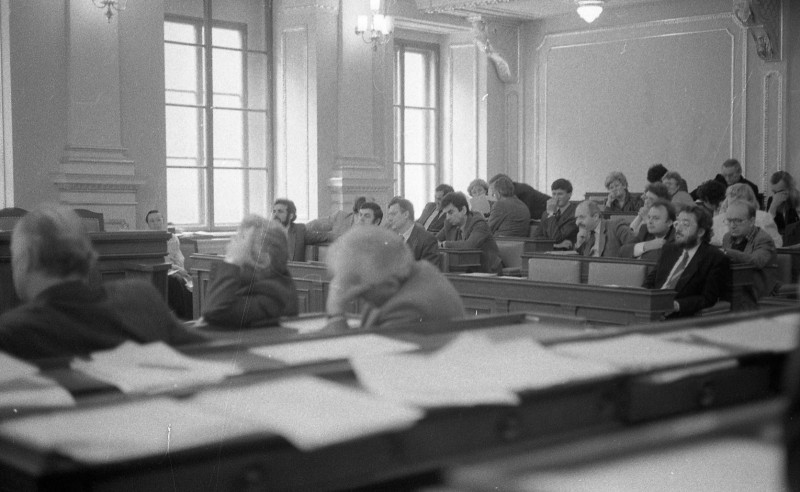Dagmar Hochová - Pohled na lavice klubu komunistických poslanců při plenárním zasedání České národní rady, jaro 1991