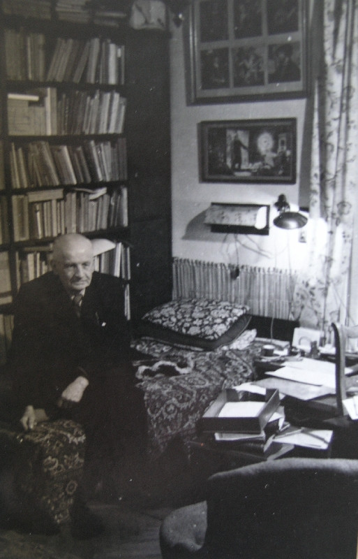 Antonín Horák - Spisovatel Markalous (Jaromír John) ve své knihovně v Olomouci