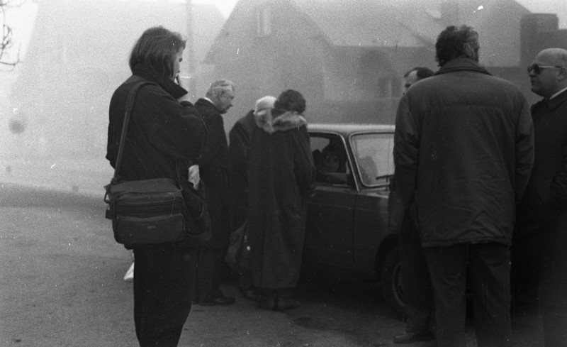 Dagmar Hochová - Pokládání věnců na hrobě Jana Masaryka na hřbitově v Lánech, 14. 3. 1991