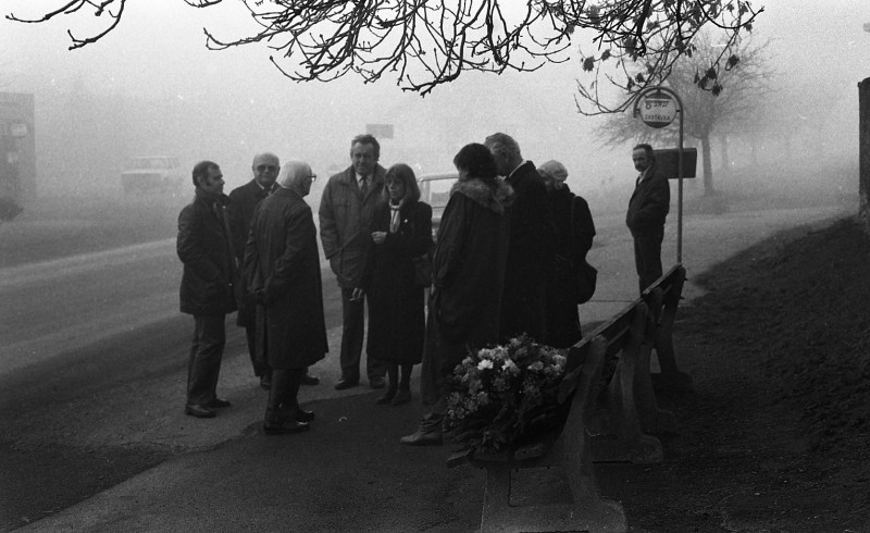 Dagmar Hochová - Pokládání věnců na hrobě Jana Masaryka na hřbitově v Lánech, 14. 3. 1991