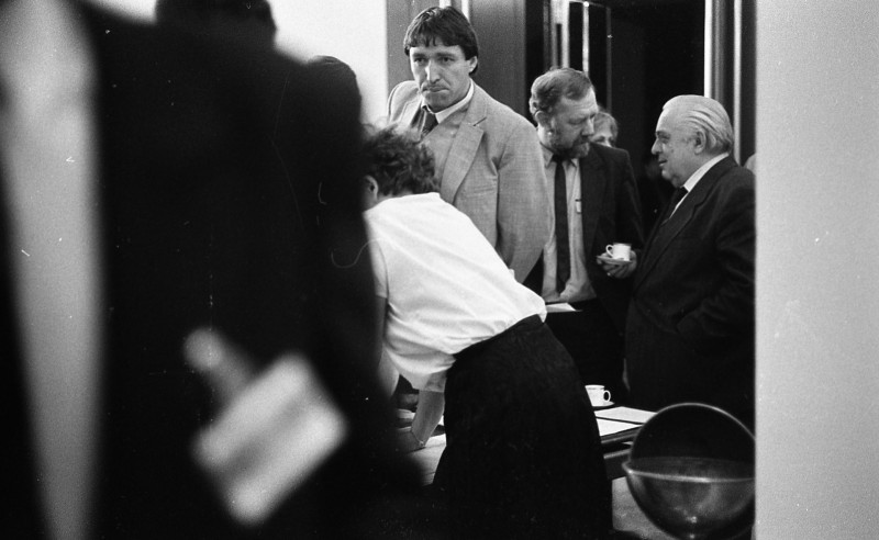 Dagmar Hochová - V předsálí České národní rady, podzim 1990