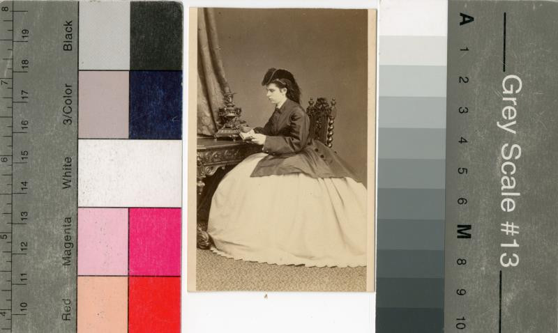 neurčený autor - Podobizna sedící mladé ženy