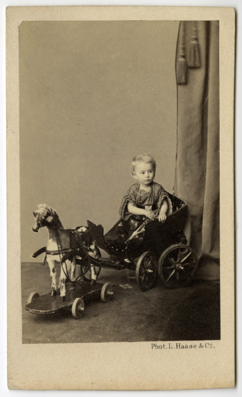 neurčený autor - Foto dítěte v kočárku