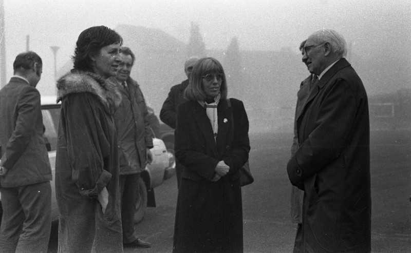 Dagmar Hochová - Pokládání věnců na hrobě Jana Masaryka na hřbitově v Lánech, 14. 3. 1991