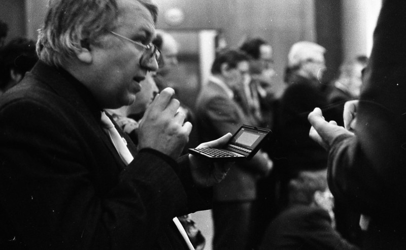 Dagmar Hochová - Poslanec Václav Žák  při sledování televizního přenosu z Federálního shromáždění v kuloárech České národní rady, jaro 1991