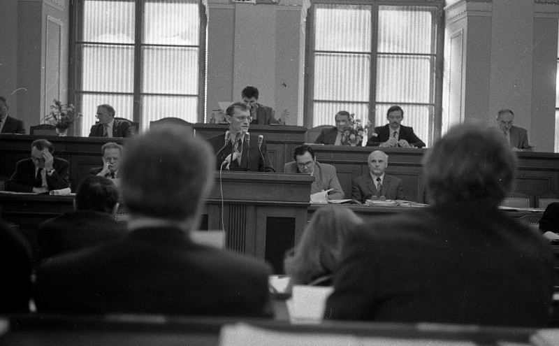 Dagmar Hochová - Poslanec Stanislav Zajíček hovoří při plenárním zasedání České národní rady, únor 1991