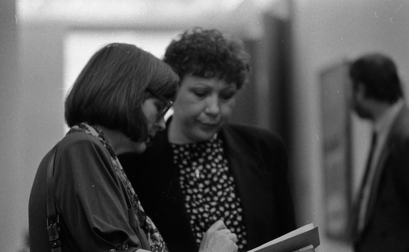 Dagmar Hochová - Poslanci Jaroslava Moserová, Anna Röschová a Jiří Novák v kuloárech České národní rady, květen 1991