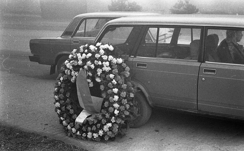 Dagmar Hochová - Pokládání věnců na hrobě Jana Masaryka na hřbitově v Lánech, 14. 3. 1991