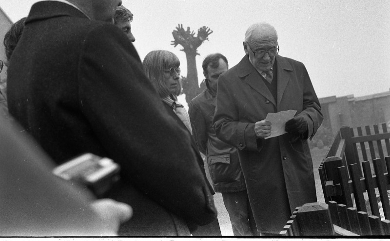 Dagmar Hochová - Pokládání věnců na hrobě Jana Masaryka na hřbitově v Lánech, 14. 3. 1991