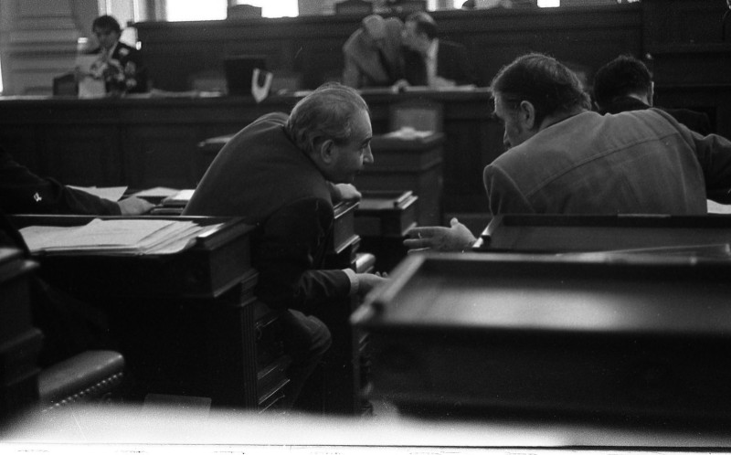 Dagmar Hochová - Poslanci Václav Šplíchal a Vladimír Preclík v jednacím sále České národní rady, podzim 1991