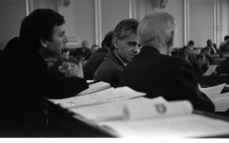 Dagmar Hochová - Poslanec Karel Ledvinka v jednacím sále České národní rady, podzim 1991
