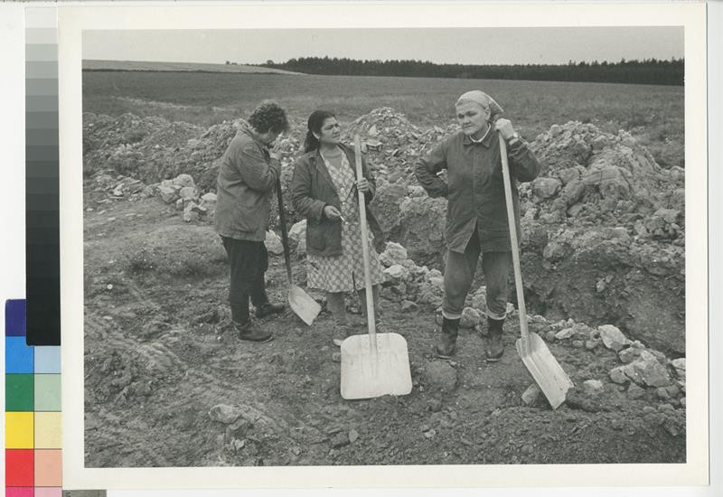 Jindřich Štreit - Ženy z Arnoltic zahalují příkop