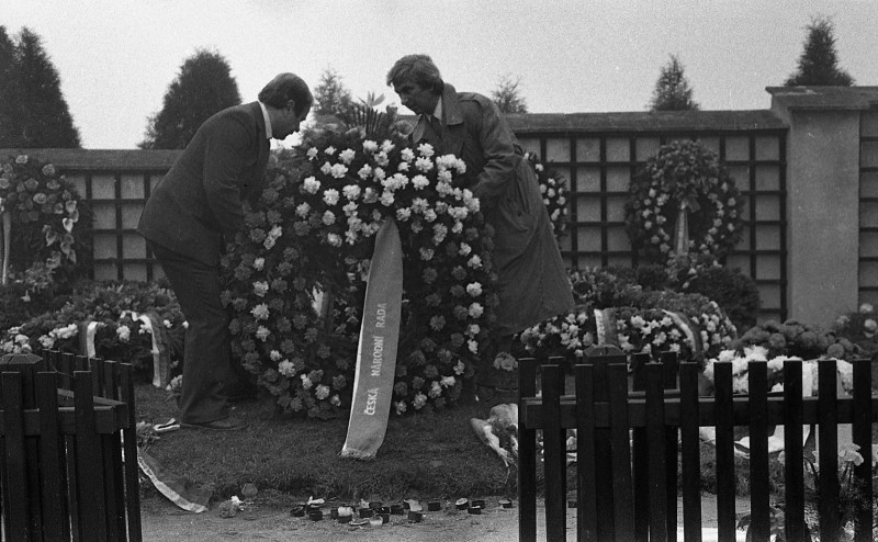 Dagmar Hochová - Pokládání věnců na hrobě Jana Masaryka na hřbitově v Lánech, 14. 3. 1991