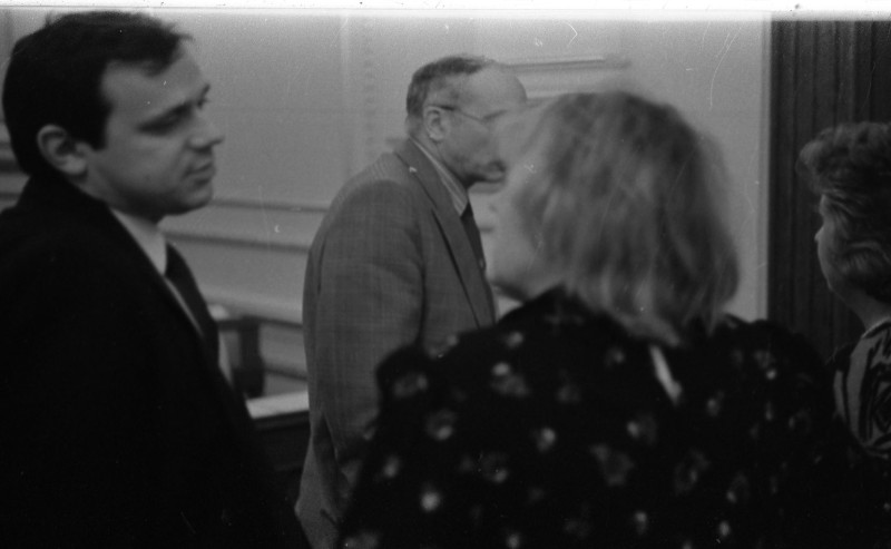 Dagmar Hochová - Poslanec Vladimír Budínský a ministr české vlády Karel Dyba v jednacím sále České národní rady, podzim 1991