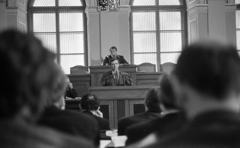 Dagmar Hochová - Poslanec Miloslav Výborný při projevu v jednacím sále České národní rady, podzim 1991