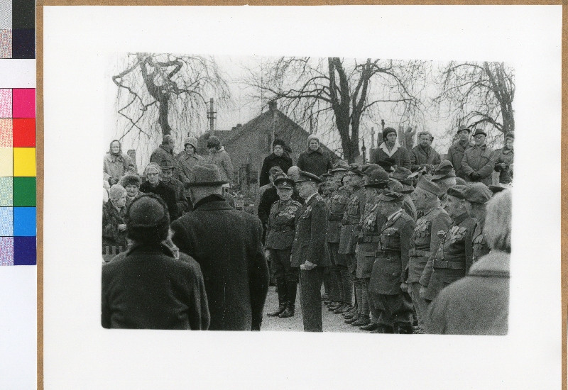 Dagmar Hochová - Shromáždění legionáři u hrobu T. G. M. v Lánech, v popředí generál A. M. Číla