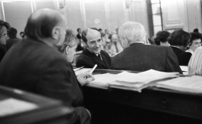 Dagmar Hochová - Poslanec Jaromír Stibic v jednacím sále České národní rady, podzim 1991