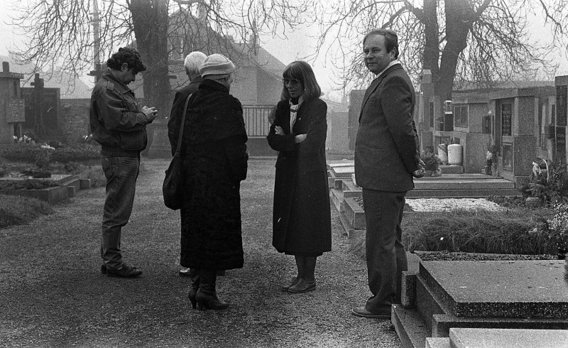 Dagmar Hochová - Pokládání věnců na hrobě Jana Masaryka na hřbitově v Lánech, 14. 3. 1991