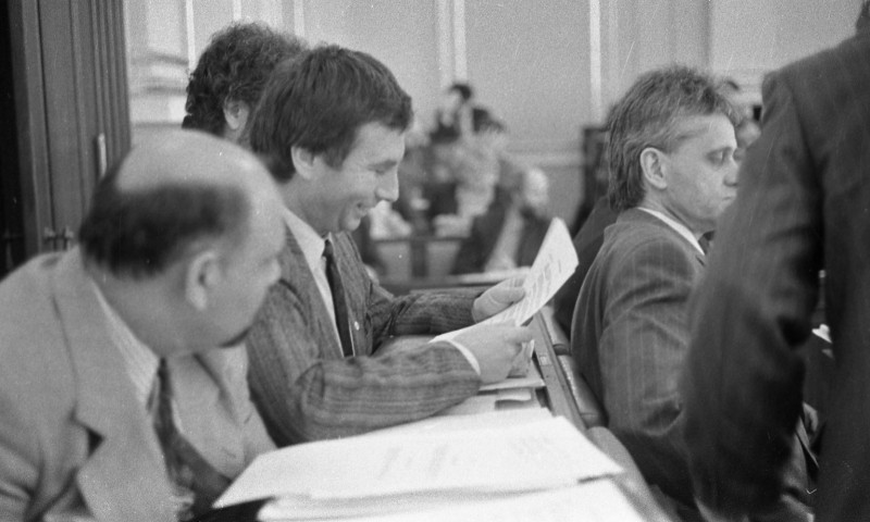 Dagmar Hochová - Poslanci Rudolf Němeček a Karel Ledvinka v jednacím sále České národní rady, jaro 1991