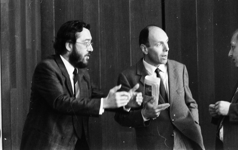 Dagmar Hochová - Poslanci Zdeněk Bárta, Karel Kříž a Josef Hejsek v kuloárech České národní rady, duben 1991