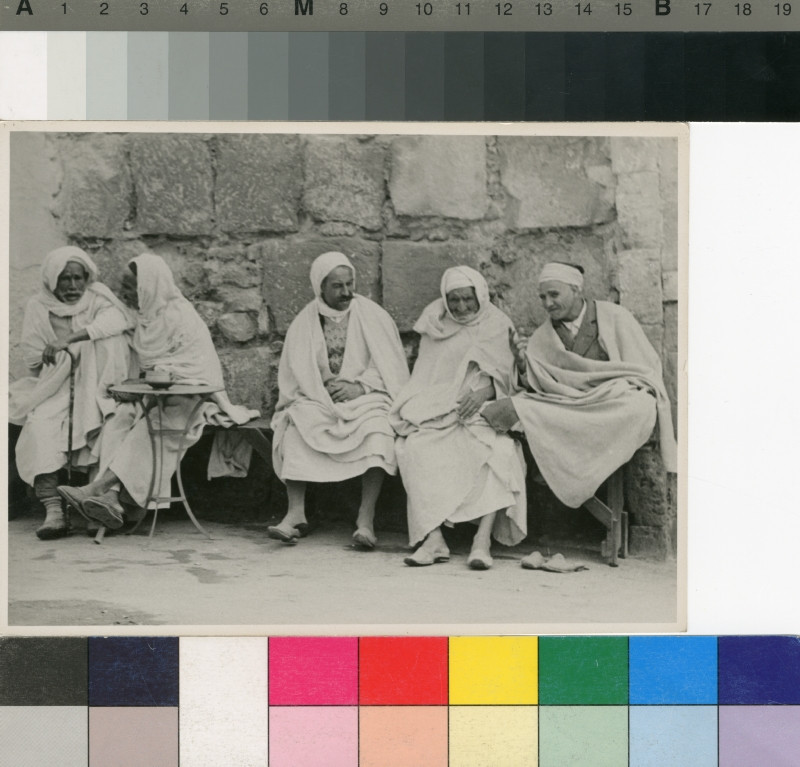 Franz Fiedler - Bez názvu (Pět mužů v na lavičce, Tunis)