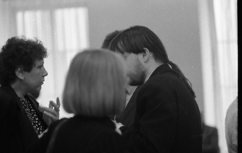 Dagmar Hochová - Poslanci Anna Röschová, Jaroslava Moserová a Ladislav Jakl v kuloárech České národní rady, květen 1991.