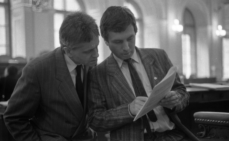 Dagmar Hochová - Poslanci Karel Ledvinka a Rudolf Němeček v jednacím sále České národní rady, podzim 1991