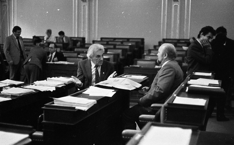 Dagmar Hochová - Poslanci Miroslav Šabata a Václav Stieber v jednacím sále České národní rady, září 1991