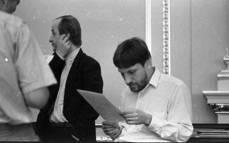 Dagmar Hochová - Poslanci Petr Koháček a Jiří Payne v jednacím sále České národní rady, léto 1991