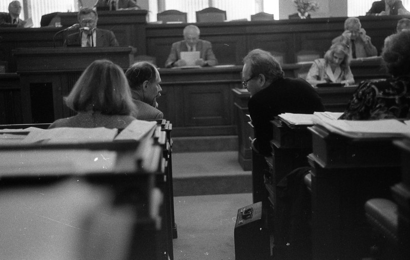 Dagmar Hochová - Poslanci Bedřich Moldan a Pavel Klener v jednacím sále České národní rady, podzim 1991